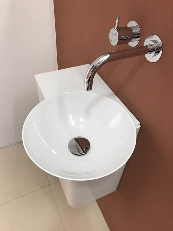Bad hochwertig modern kleines Handwaschbecken für Toilette in weiß Wandarmatur in Chrom