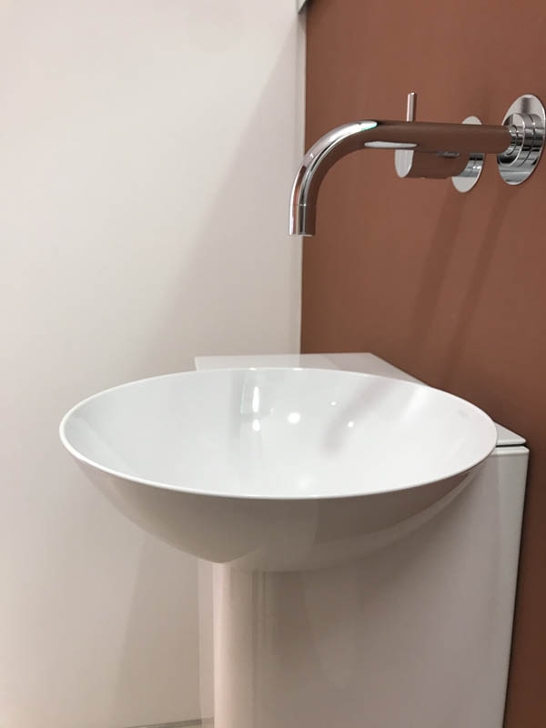 Bad hochwertig modern kleines Handwaschbecken für Toilette in weiß Wandarmatur in Chrom