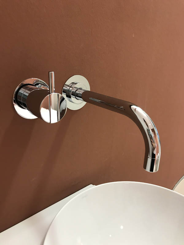 Bad hochwertig modern kleines Handwaschbecken für Toilette in weiß Wandarmatur in Chrom