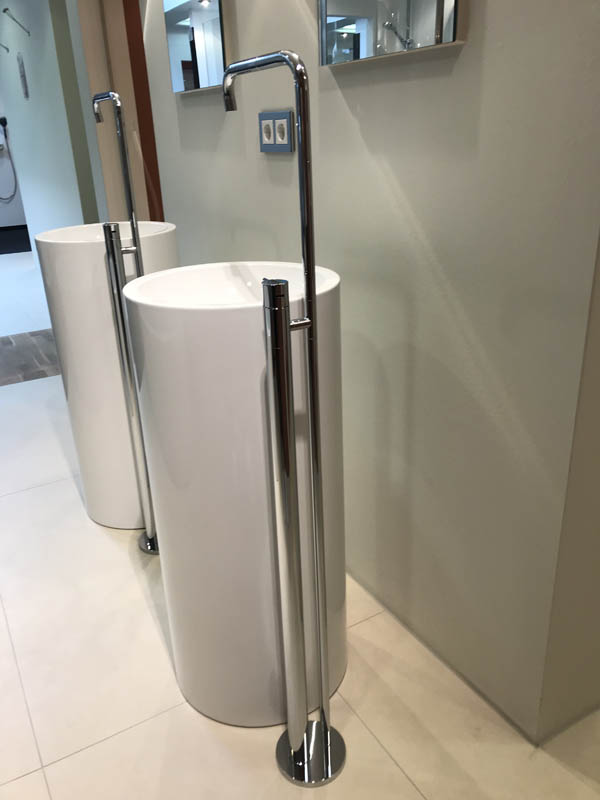 Bad hochwertig modern runder Stand-Waschtisch in weiß mit Standarmatur in Chrom Seitenansicht