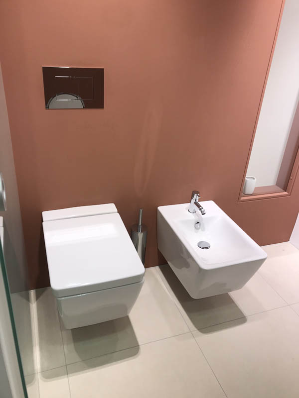 Bad hochwertig modern WC und Bidet in weiß eckige Form Bidet-Armatur in Chrom