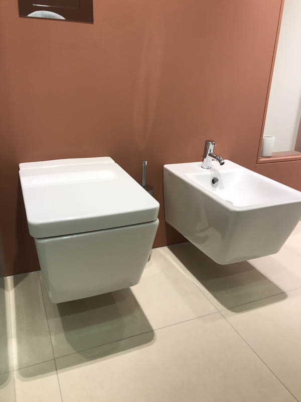 Bad hochwertig modern WC und Bidet in weiß eckige Form Bidet-Armatur in Chrom