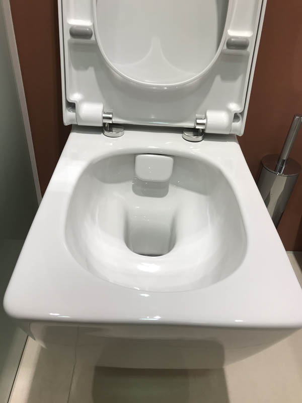 Bad hochwertig modern WC aufgeklappter WC-Sitz Innenansicht Toilette