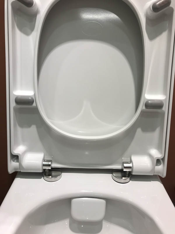 Bad hochwertig modern WC aufgeklappter WC-Sitz Innenansicht Toilette