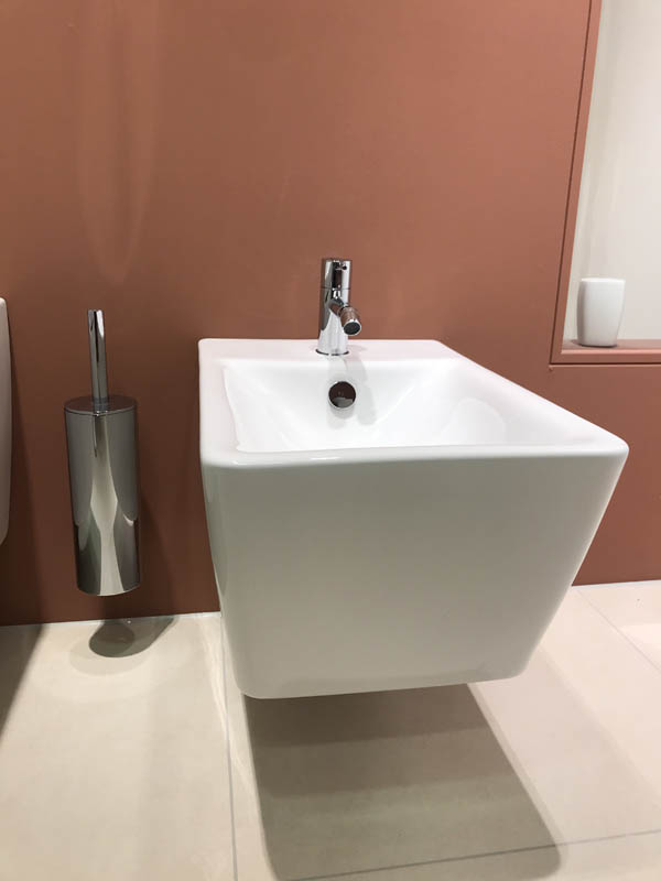 Bad hochwertig modern Bidet in weiß Bidet-Armatur in Chrom
