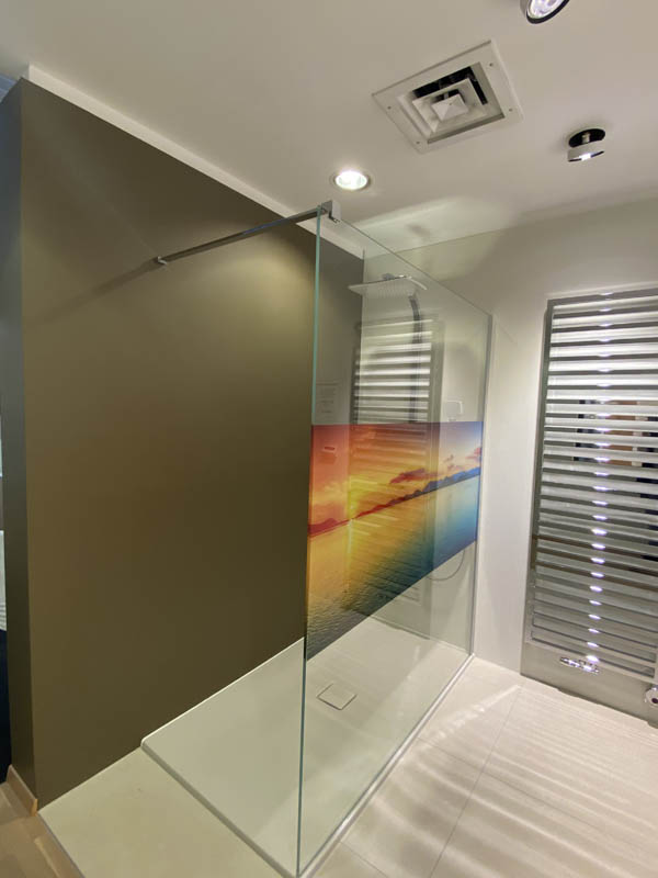 Bad hochwertig modern Duschbereich Walkin-Dusche mit Bild auf Glaswand bodengleich