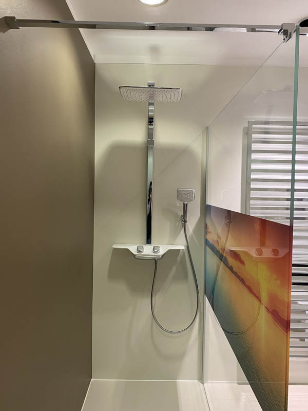 Bad hochwertig modern Duschbereich Walkin-Dusche mit Bild auf Glaswand Armaturen in Chrom