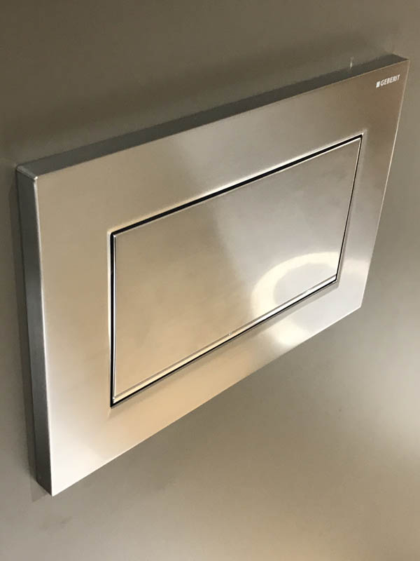Bäderausstellung Ottenbruch DuschWC 02 weiß Betätigungsplatte Chrom