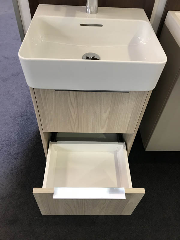Bäderausstellung Ottenbruch Handwaschbecken weiß Unterschrank geöffnet