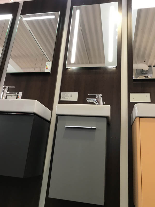 Bäderausstellung Ottenbruch Handwaschbecken weiß Badmöbel-Unterschrank in grau