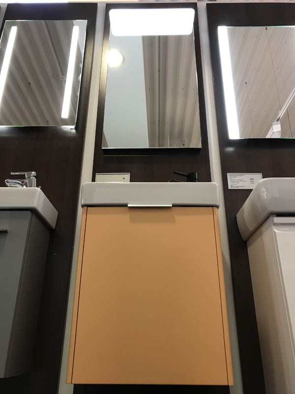 Bäderausstellung Ottenbruch Handwaschbecken weiß Armatur Einhebelmischer in schwarz Unterschrank in gelb