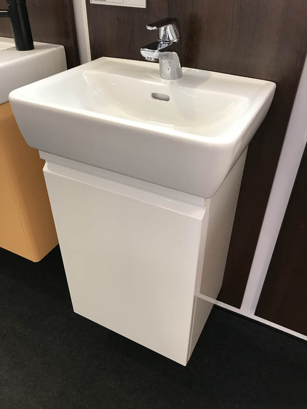 Bäderausstellung Ottenbruch Handwaschbecken in weiß Armatur in Chrom Waschbecken-Unterschrank in weiß