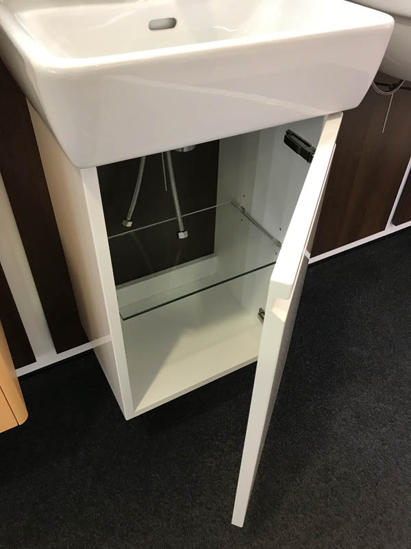 Bäderausstellung Ottenbruch Handwaschbecken in weiß  geöffneter Waschbecken-Unterschrank in weiß
