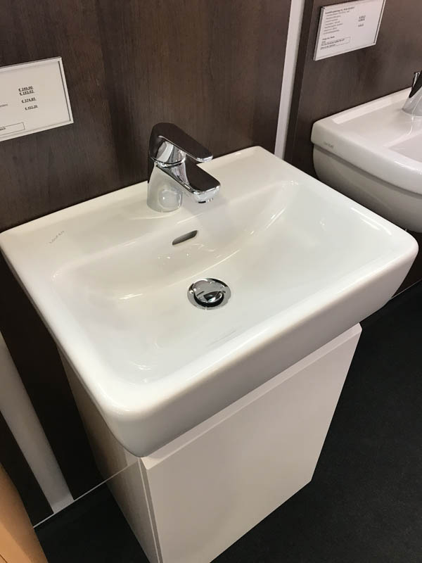 Bäderausstellung Ottenbruch Handwaschbecken in weiß  Armatur in Chrom Waschbecken-Unterschrank in weiß