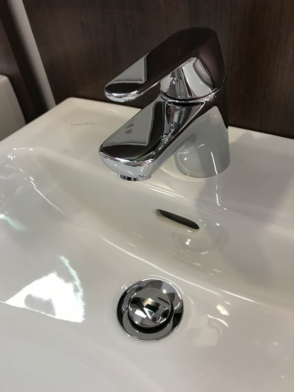 Bäderausstellung Ottenbruch Handwaschbecken in weiß  Armatur in Chrom 