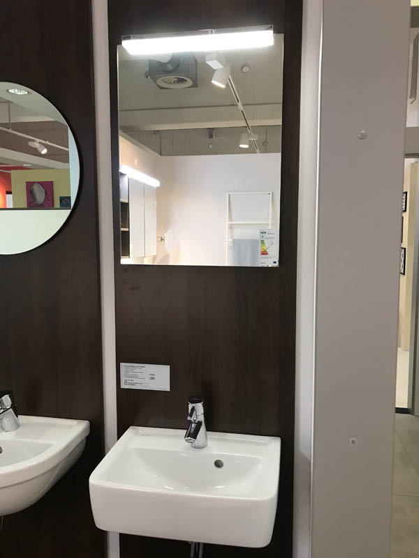 Bäderausstellung Ottenbruch beleuchteter Spiegel Handwaschbecken in weiß Armatur in Chrom