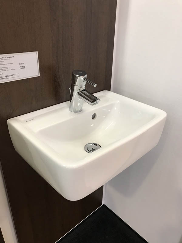 Bäderausstellung Ottenbruch Handwaschbecken in weiß Armatur in Chrom