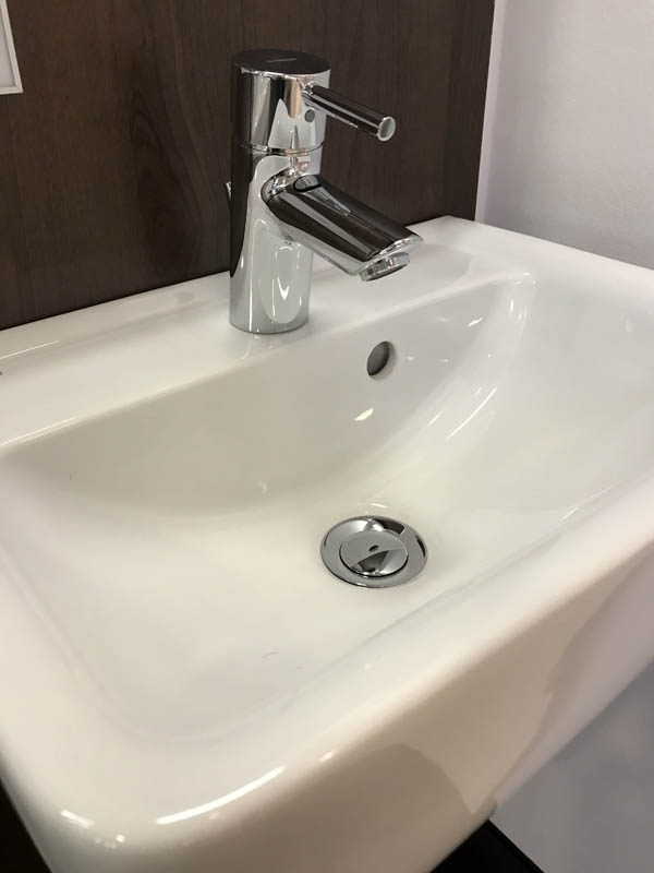 Bäderausstellung Ottenbruch Handwaschbecken in weiß Armatur in Chrom