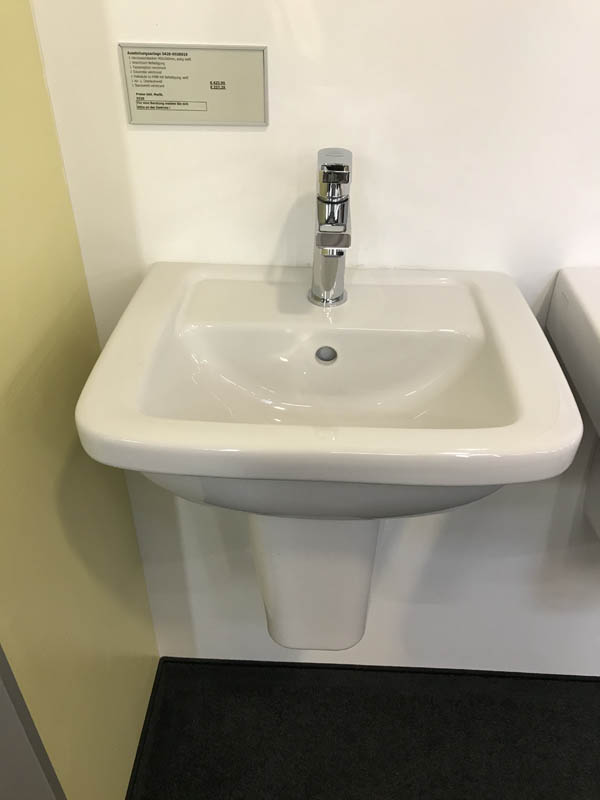 Bäderausstellung Ottenbruch Handwaschbecken in weiß Armatur in Chrom