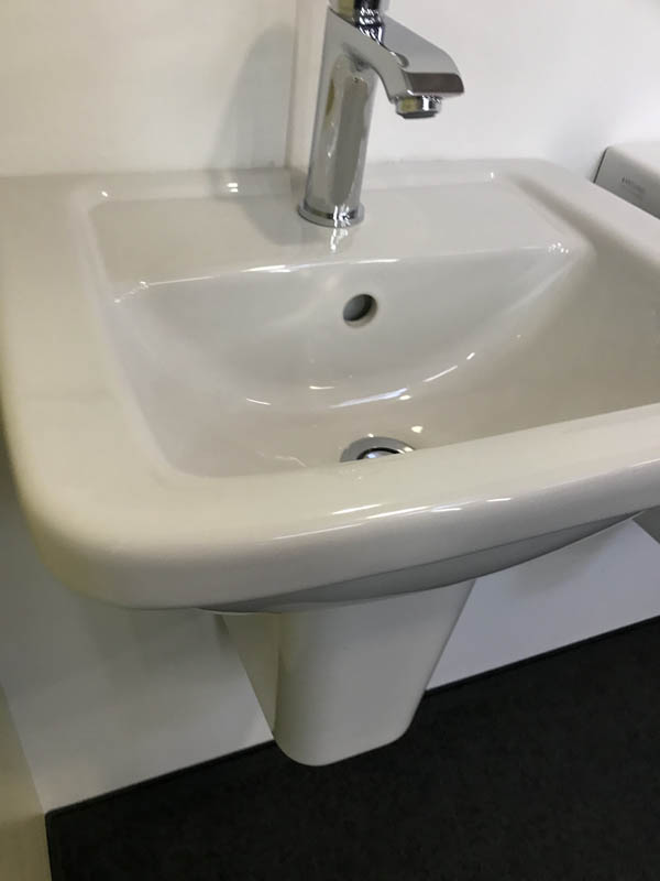 Bäderausstellung Ottenbruch Handwaschbecken in weiß Armatur in Chrom
