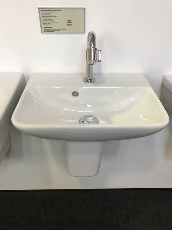 Bäderausstellung Ottenbruch Handwaschbecken in weiß Armatur in Chrom