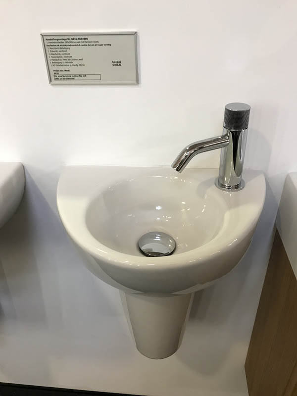 Bäderausstellung Ottenbruch kleines Handwaschbecken in weiß für Gäste-WC Armatur in Chrom