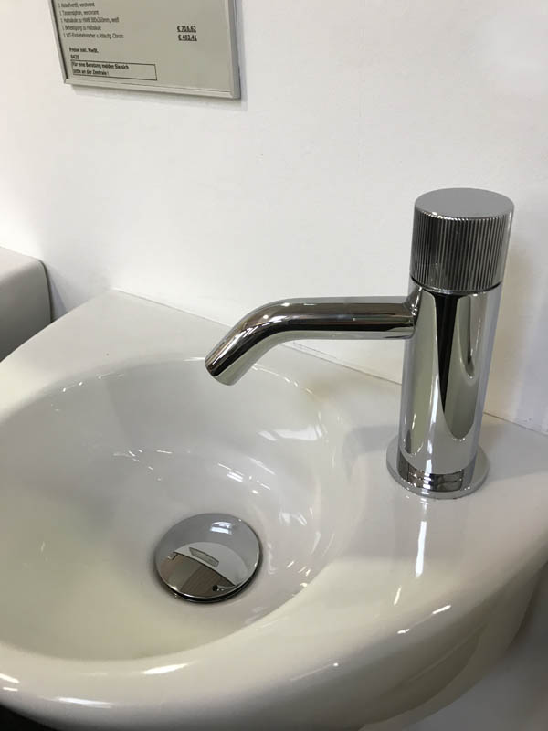 Bäderausstellung Ottenbruch kleines Handwaschbecken in weiß für Gäste-WC Armatur in Chrom