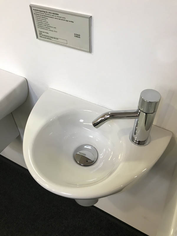 Bäderausstellung Ottenbruch kleines Handwaschbecken in weiß für Gäste-WC Armatur in Chrom im Detail