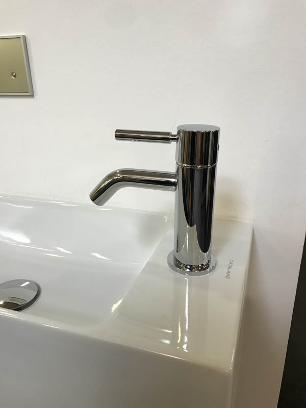 Bäderausstellung Ottenbruch kleines Handwaschbecken in weiß Armatur in Chrom 