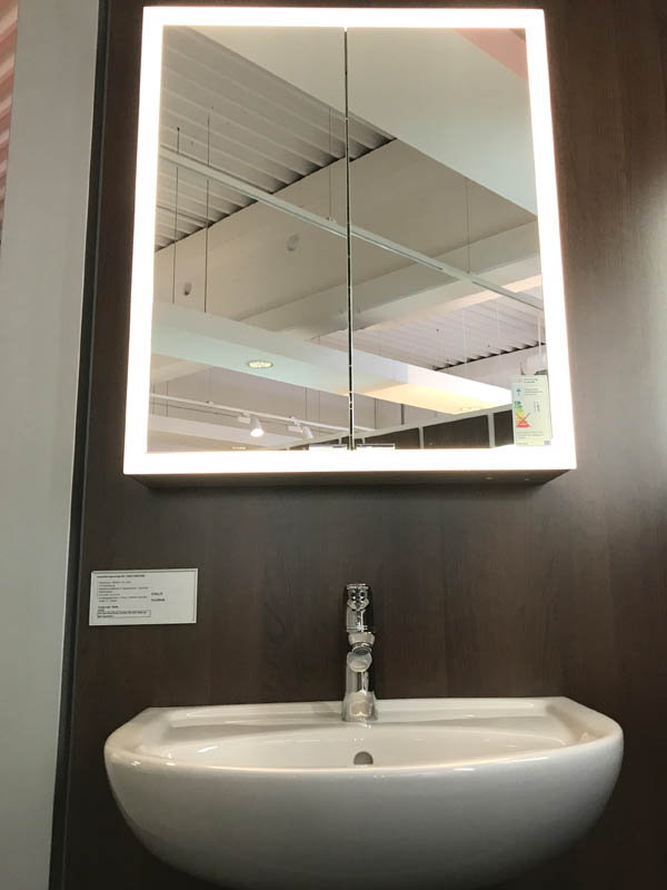 Bäderausstellung Ottenbruch Waschbecken in weiß Armatur in Chrom Spiegelschrank mit Beleuchtung