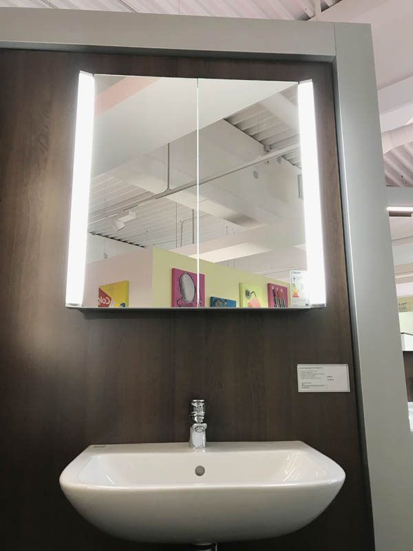 Bäderausstellung Ottenbruch Waschbecken in weiß Armatur in Chrom Spiegelschrank mit Beleuchtung