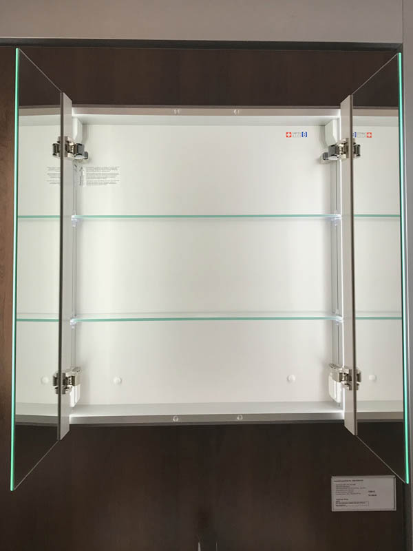 Bäderausstellung Ottenbruch Spiegelschrank mit Beleuchtung geöffnete Tür