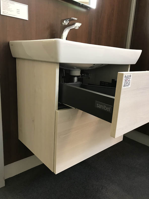 Bäderausstellung Ottenbruch Waschbecken in weiß Armatur in Chrom Badmöbel geöffneter Auszug