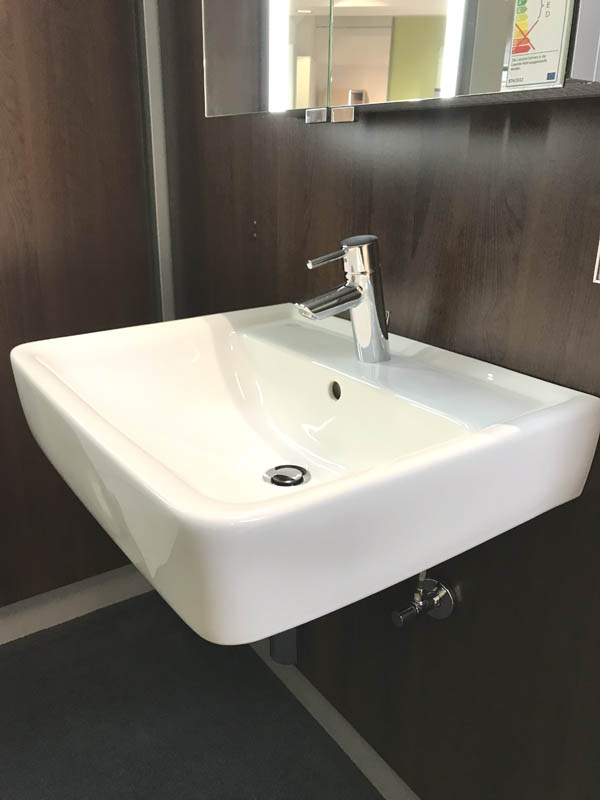 Bäderausstellung Ottenbruch eckiges Waschbecken in weiß Armatur in Chrom