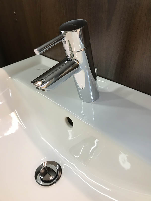 Bäderausstellung Ottenbruch eckiges Waschbecken in weiß Einhebelmischer in Chrom