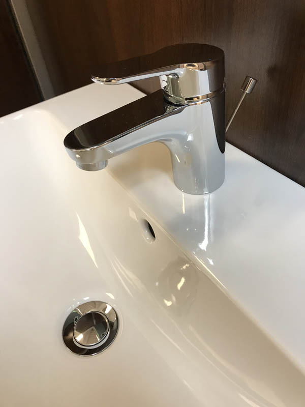 Bäderausstellung Ottenbruch Waschbecken in weiß Einhebelmischer in Chrom