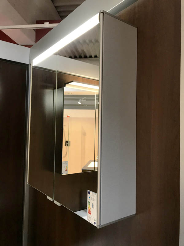 Bäderausstellung Ottenbruch beleuchteter Spiegelschrank