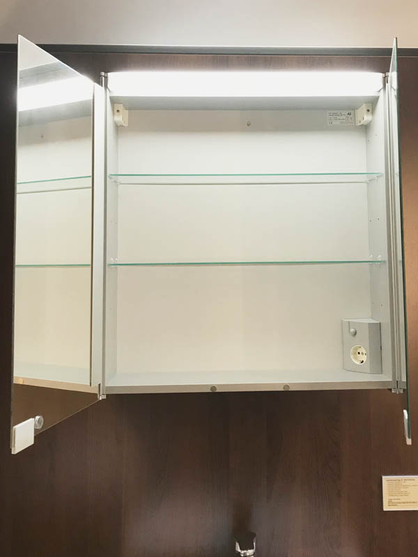 Bäderausstellung Ottenbruch beleuchteter Spiegelschrank geöffnete Tür