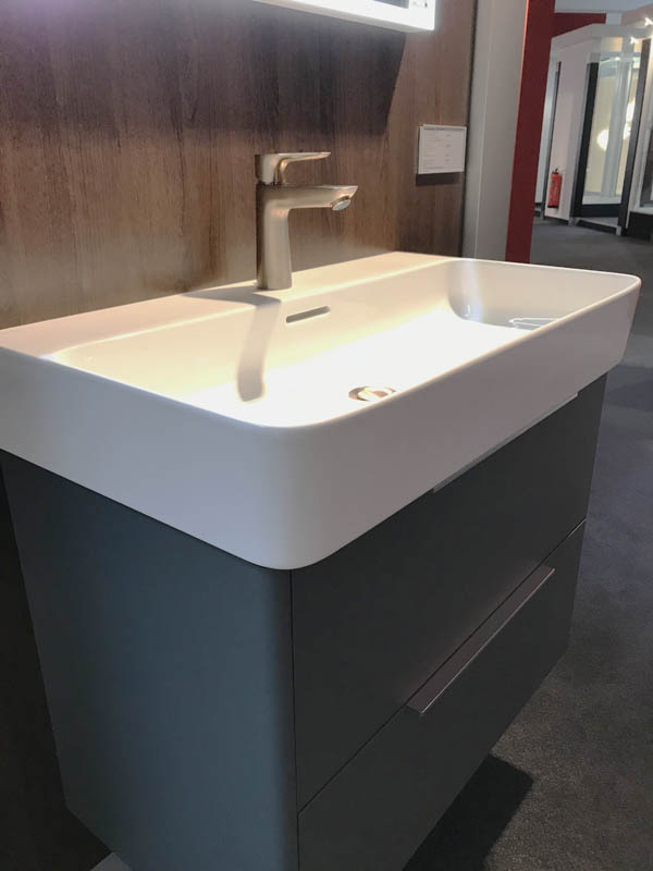 Bäderausstellung Ottenbruch Waschbecken in weiß Unterschrank in anthrazit Armatur in Chrom
