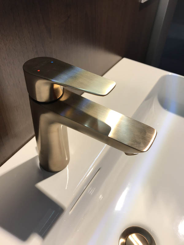 Bäderausstellung Ottenbruch Waschbecken in weiß Armatur in Chrom