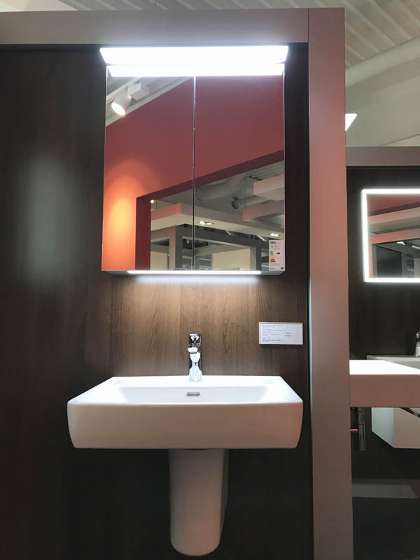 Bäderausstellung Ottenbruch beleuchteter Spiegelschrank Waschbecken in weiß mit Verkleidung Armatur in Chrom