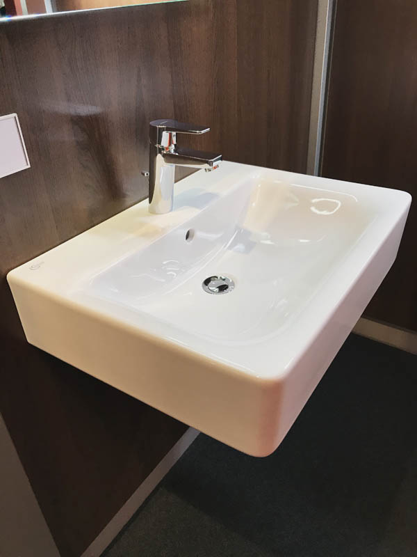 Bäderausstellung Ottenbruch Waschbecken in weiß Armatur in Chrom