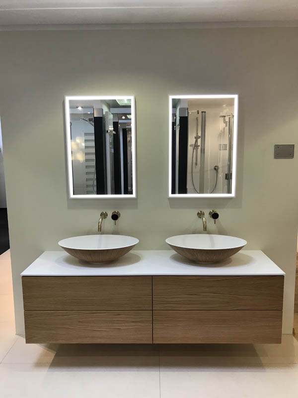 Bad hochwertig modern Doppel-Waschtisch Aufsatz-Waschbecken außen Holz innen Corian in weiß Badmöbel in Holzoptik Wandarmaturen goldfarben