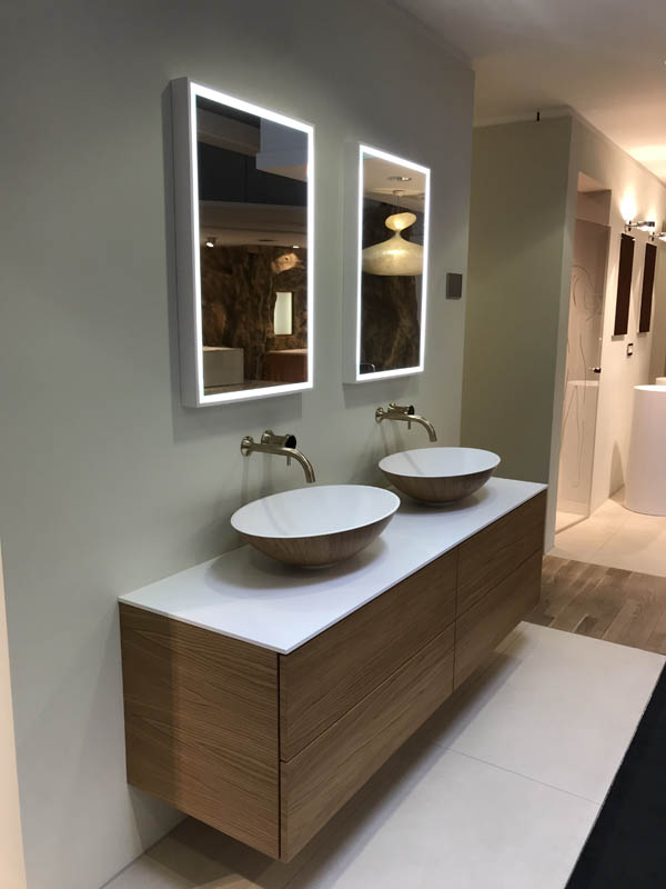 Bad hochwertig modern Doppel-Waschtisch Aufsatz-Waschbecken außen Holz innen Corian in weiß Badmöbel in Holzoptik Wandarmaturen goldfarben
