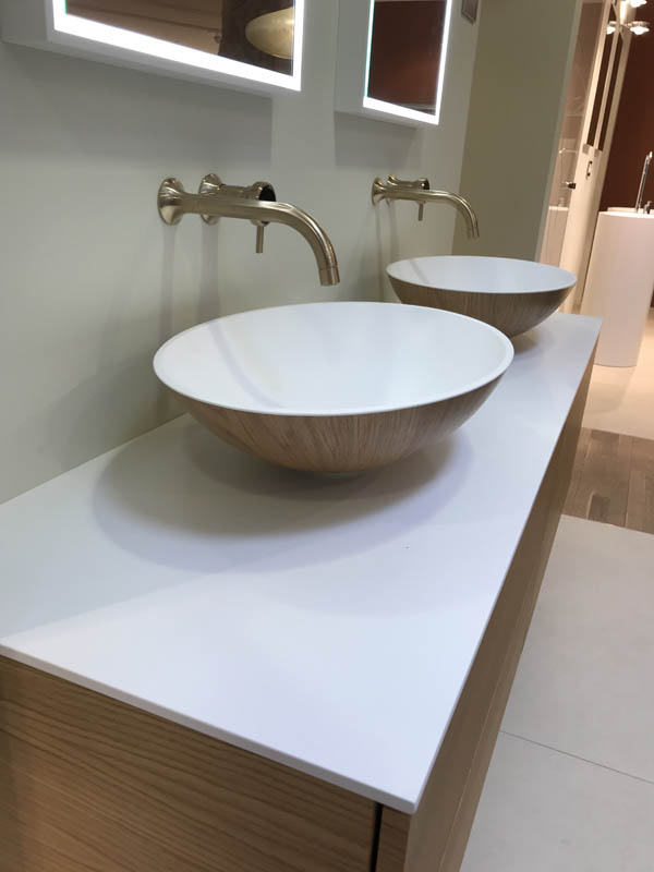 Bad hochwertig modern Doppel-Waschtisch Aufsatz-Waschbecken außen Holz innen Corian in weiß Badmöbel in Holzoptik Wandarmaturen goldfarben