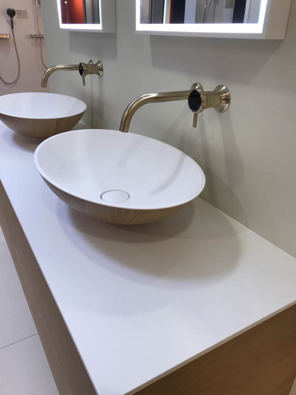 Bad hochwertig modern Doppel-Waschtisch Aufsatz-Waschbecken außen Holz innen Corian in weiß Badmöbel in Holzoptik Wandarmaturen goldfarben Seitenansicht