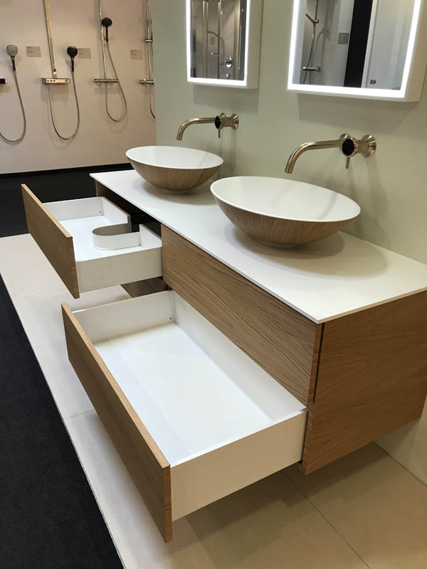 Bad hochwertig modern Doppel-Waschtisch Aufsatz-Waschbecken außen Holz innen Corian in weiß Badmöbel in Holzoptik Wandarmaturen goldfarben Schubladen geöffnet