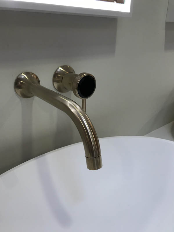 Bad hochwertig modern Wandarmaturen goldfarben