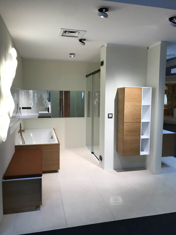 Bad hochwertig modern Badewanne in weiß Umbau in Holzoptik mit Sitzbank und Badmöbeln in Holzoptik