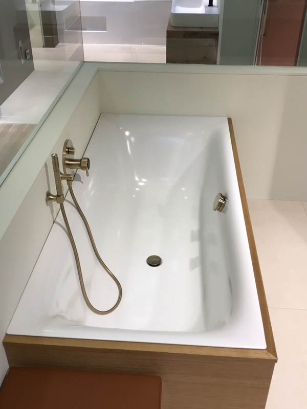 Bad hochwertig modern Badewanne in weiß Umbau in Holzoptik Armaturen goldfarben